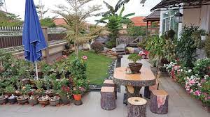 Ide landscape taman jadi pilihan tepat sebagai area bersantai pada hunian. Tenang Lihat Bunga Rumput Segar