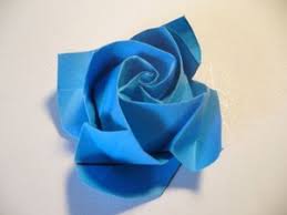 Kalau seperti di game, cara sebelum kamu susun di vas bunga nanti, bunga mawar dibungkus dahulu satu persatu dengan kertas krep transparan. Cara Membuat Bunga Dari Kertas Origami Yang Gampang Buat Dicoba Diadona Id