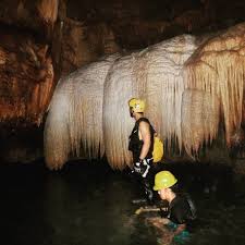 Penamaan air terjun ini berdasarkan keberadaan tujuh tingkat yang membuatnya terlihat seperti tangga. Menembus Perut Bumi Di Goa Barat Demi Superman Big Sister Kumparan Com