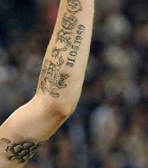 Le tatouage date de naissance a deux significations. Marco Reus Le Footballeur Allemand Est Passionne De Tatouages