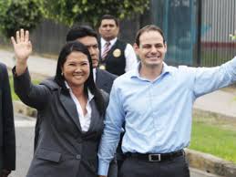 Keiko fujimori arrives at a lima courthouse with her husband mark villanella on tuesday (afp photo/luka gonzales). Fiscalia Dispone Investigar A Keiko Fujimori Y Mark Vito Bajo Ley De Crimen Organizado Peru Gestion