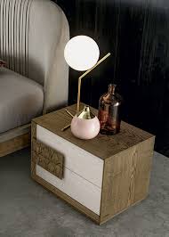 Camera da letto mondrian in legno massello, con giochi di forme e linee delicate con fianchi bombati in finitura noce argilla. Tufano Arredamenti Camera Moon Modo 10