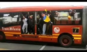 Independiende de todo el debate que. Video Manifestantes Robaron Dos Buses De Servicio Publico En Bogota