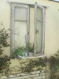 Haben Wir Nun Mit Einem Alten Fenster Das Wir An Die Garagenwand Unserer Nachbarn Gehangt Haben Das Schone Alte Fenster Garten Alte Fenster Dekorieren