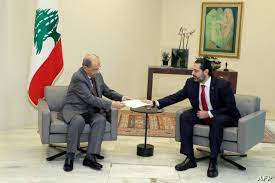 قالت صحيفة النهار اللبنانية، إن ورئيس الحكومة المكلف الرئيس سعد الحريري، انسحاب أثناء تقديم السفير السوري تهنئة بمناسبة يوم استقلال لبنان، في قصر بعبدا، مقر الرئيس ميشال عون، وتجنبً الحريري مصافحته. Ø¨Ø¹Ø¯ Ø§Ù„ÙˆØµÙˆÙ„ Ø¥Ù„Ù‰ Ø·Ø±ÙŠÙ‚ Ù…Ø³Ø¯ÙˆØ¯ Ø§Ù„Ø­Ø±ÙŠØ±ÙŠ ÙŠÙ‚Ø¯Ù… Ø§Ø³ØªÙ‚Ø§Ù„Ø© Ø§Ù„Ø­ÙƒÙˆÙ…Ø© Ù„Ù„Ø±Ø¦ÙŠØ³ Ø§Ù„Ø­Ø±Ø©