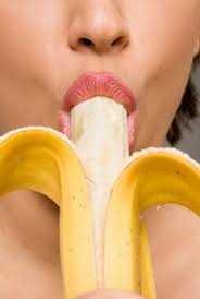 Mangiare una banana è un buon modo per sostituire quegli elettroliti e scongiurare questi rischi. Guide Per Signorine Come Si Mangia Una Banana Baionette Librarie