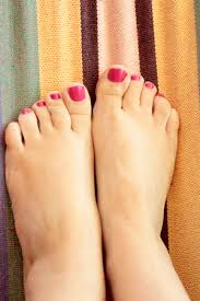 Uñas de los pies pintadas uñas de los pies bonitas uñas de pies sencillas uñas de gel bonitas arte de uñas de pies diseños de uñas pies uñas manos y pies uñas con moños uñas decoradas french Pies De La Mujer Con Las Unas Pintadas Descansando En Una Hamaca Fotos Retratos Imagenes Y Fotografia De Archivo Libres De Derecho Image 61556018
