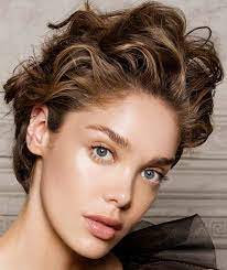 Damen Frisuren Dickes Haar Wellen Deckhaar Nach Oben Gestylt Haarschnitt Kurz Hair Hairstyles Styling Kurzes Haar Haarschnitt Ideen Kurzhaarschnitte