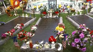 The Day Elvis Died, Fans Sent 3,116 Bouquets to Graceland—a Record That  Still Stands