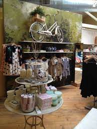 Best 90 Creative Beautiful Store Displays Ideas Make Happy Shop Er Inspira Spaces Store Displays Boutique Display Store Decor