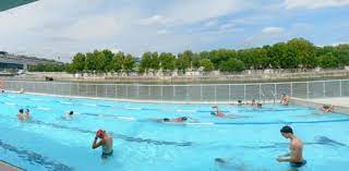 la piscine municipale josephine baker est la seule piscine de paris a etre posee sur l eau situee piscine josephine baker piscine municipale piscine publique