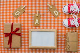 Se hacerca ese dia especial el dia del padre y aqui tenemos una idea padrisima para que los chicos hagan en la casa o en el colegio. Superficie A Cuadros Con Elementos Decorativos Para El Dia De Padre Foto Gratis