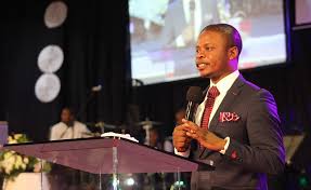 Shepherd bushiri waves at sympathisers as he leaves the lilongwe magistrate court on november 19 [file: Prophet Shepherd Bushiri Archives Zambianews365 Com