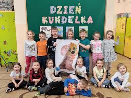 Na kursie psie przedszkole dowiesz się jak wychować swojego szczeniaczka na zrównoważonego, spokojnego i pewnego siebie psa, który bez problemu poradzi sobie w dorosłym życiu w miejskiej dżungli. Dzien Kundelka W Biedronkach Przedszkole Miejskie Nr 5 W Zamosciu
