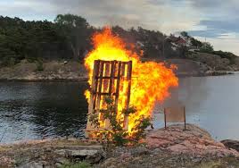 Tanken med bålbrenning er trolig at ilden skulle verne mot onde makter. J37wtqjjj1h3wm