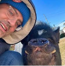 Who can help with pig sitting and feeding in Mt. Holly?