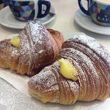 Cornetto artigianale con farcitura alla crema pasticcera. Let S Start Everyday With A Tasty Cornetti Alla Crema Lebensmittel Essen