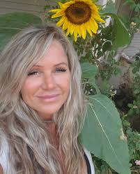 Renee Doucette's Instagram, Twitter & Facebook