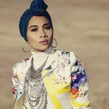Masih dalam tema pindah pindah villa ! Tampil Bergaya Vintage Dengan 10 Rekomendasi Baju Muslim Bermotif Bunga