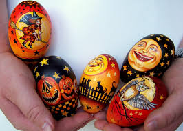 Halloween Painted Eggs I Really Like This Idea And Would Love To Do Some For This Halloween Halloween Gourds Halloween Moon Painted Gourds