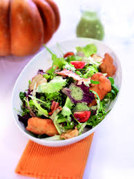 Leichtes Aus Der Sommerkuche Bei Den Warmen Temperaturen Schmeckt Der Backhendlsalat Mit Kurbiskerndressing Besonders Kochen Backhendlsalat Leichte Vorspeisen