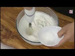 Para hacer nata en casa sólo necesitas tener las cantidades justas de mantequilla y leche y mezclarlas como te indicamos en esta receta. Truco Para Montar Nata Facilmente Youtube