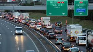 Sofort sperrte unsere verkehrsleitzentrale den normalstreifen. Epi53dcyzskdvm