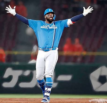Franmil Reyes sigue demostrando su talento en Japón con una temporada notable. El toletero dominicano está en la pelea por el título de bateo de la Liga del Pacífico, destacándose con los