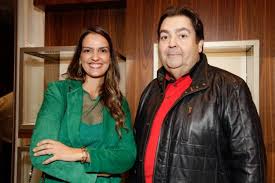 Quase o prêmio do bbb. Fausto Silva Abre Sua Mansao E Recebe Convidados Para Celebrar 17 Anos De Casamento Com Luciana Cardoso