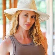 Lauren Scheer's Instagram, Twitter & Facebook