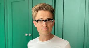 In 2016, tom fletcher released his first solo writing project the christmasaurus, a book that immediately caught the imaginations of children across the. Tom Fletcher S Approach To De Fogging His Glasses While Wearing A Mask Has People Cracking Up