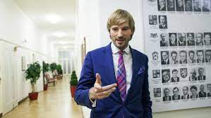 Prosince, vystoupí na tiskové konferenci. Kdo Je Adam Vojtech Zpevak Pravnik Poradce Ministra Financi A Nakonec Sef Resortu Zdravotnictvi Irozhlas Spolehlive Zpravy