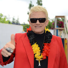 Nach 60 jahren auf der bühne ist die dunkle sonnenbrille längst sein markenzeichen. Heino Ins Grab Nur Mit Sonnenbrille Leute