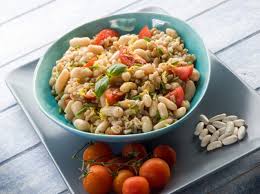 Se cercate dei primi piatti estivi forse la zuppa di farro non vi verrà in mente, perché tutti pensano che debba essere servita bollente. La Ricetta Dell Insalata Di Riso E Farro Con 3 Condimenti Da Provare Donnad