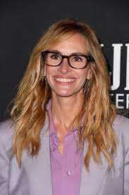 Julia roberts is apparently unaware of this rule because according to the good wife star julianna margulies, roberts can be exceedingly rude to waitstaff. Julia Roberts Owes Her Style To Her 22 Year Old Self And A Certain Pair Of Leggings Instyle