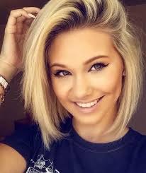 1001 Idees De Carre Plongeant Court Une Coupe En Vogue A Adopter Carre Plongeant Blond Coiffer Les Cheveux Courts Carre Court Blond