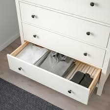 Wir haben den schrank nun mühsam eigenhändig repariert (die falsch vorgebohrten löcher mit dübeln zugeklebt, neu ausgemessen und an die scharniere an die richtige stelle gesetzt). Hemnes Kommode Mit 6 Schubladen Weiss Gebeizt 108x131 Cm Ikea Deutschland