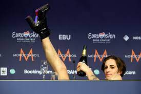 Damiano david (born 8 january 1999) is an italian singer and songwriter best known as the vocalist of the italian rock band the most iconic moments of manekin sub eng. Maneskin Eurovision Gewinner Damiano David Bringt Fans Zum Italienisch Lernen
