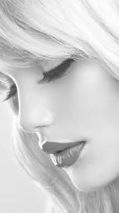 تفسير رؤية القط الاسود في المنام لابن سيرين ، تمثل رؤية القط الاسود في المنام الكثير من الخوف وعدم الاطمئنان للناس وذلك بسبب مفاهيم خاطئة حيث كان الناس قديماً يعتبرون القط الأسود بشكل عام هو رمز للسحر و إن الشياطين تختفي في هيئة قطط سوداء. Pin By Poteras Marius On Ù…ÙƒØªØ¨Ø© Ø§Ù„ØµÙˆØ± ÙˆØ§Ù„ÙÙŠØ¯ÙŠÙˆ Black And White Portraits Portrait Photography Beautiful Face