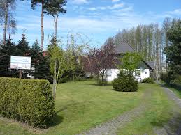 Die orte prerow, born, wieck und zingst sind geprägt durch romantische reetdachhäuser mit buntbemalten türen und wunderschönen gärten, die aus der. Start
