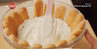 Zuccotto di biscotti con nutella, cioccolato, riso soffiato, ricetta facile, dolce senza forno, ricetta veloce, zuccotto con biscotti, doppio cioccolato, torta. Fatto In Casa Per Voi Ricetta Zuccotto Di Benedetta Rossi