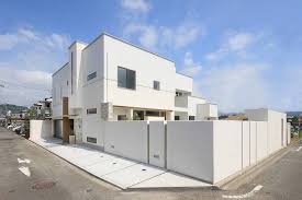 位於静岡市的這個住家 是個外觀與內裝都極為現代的建築 以木造結構打造的這個空間 非常強調隱私的保護 外部藉由開放的庭院 做為與道路間的廣大緩衝 透過中庭的優點 讓明亮的光線與自然風 輕鬆通過每個房間 via 滝下秀之建築アトリエ一級建築士事務所