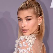 Hailey und justin bieber haben sich für vogue in hochzeitsroben ablichten lassen. Hailey Bieber Video Von Ihrem Brautkleid Fitting Gala De