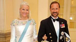August 1973) ist die braut von kronprinz haakon. Kronprinzessin Mette Marit Erster Auftritt Nach Schock Diagnose