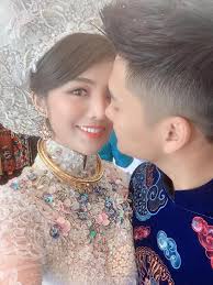 Rich kid Claret Giang Lê vàng đeo đầy tay trong đám hỏi hoành tráng