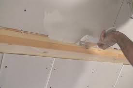 Der trockenbau ist eine art des innenausbaus in leichtbauweise. Gipskarton An Holzbalken Spachteln Anleitung Diybook De