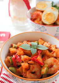 Sambal Goreng Udang Petai Is Basically Made From Potatoes Tofu Shrimps And Tempe The Special Ingredient Of This Dish Is The Stinky Recepten Indonesisch