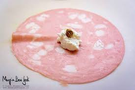 Quella di suino non era l'unica adatta allo scopo e si poteva alternare con quella bovina ed. Fagottini Di Mortadella E Formaggio Finger Food Veloci E Sfiziosi Mangia Bevi Godi Blog Di Cucina E Ricette