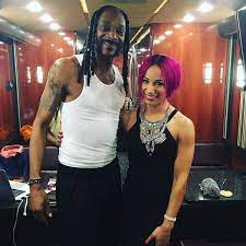 Wwe hall of famer and hip hop icon snoop dogg raps his cousin, sasha banks, to the ring for her wwe women's championship triple threat match at wrestlemania 32. Snoop Dogg His Cuz Sasha Banks Wwe Wwe Sasha Banks Sasha Banks Snoop Dogg Mercedes Kaestner Varnado
