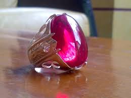 Ruby atau batu delima merah dikenali kerana warna merahnya yang menggambarkan perasaan cinta, kuasa dan kemegahan. Asal Usul Batu Akik Agate Yang Asli Wahyu Mulia Batu Akik Delima Batu